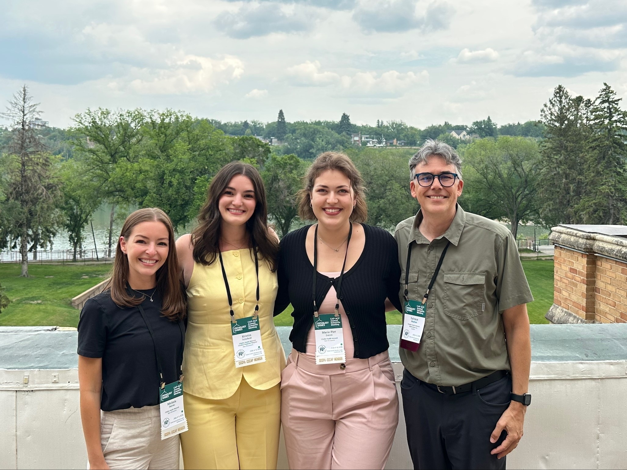 2. Le projet a été présenté lors de la réunion annuelle de l'Association canadienne des pathologistes à laquelle ont participé Michèle Doiron, Kristin Schofield et Marie Pier Doiron, assistantes pathologistes, et Dr Sylvain Mailhot, directeur médical des services de laboratoires.