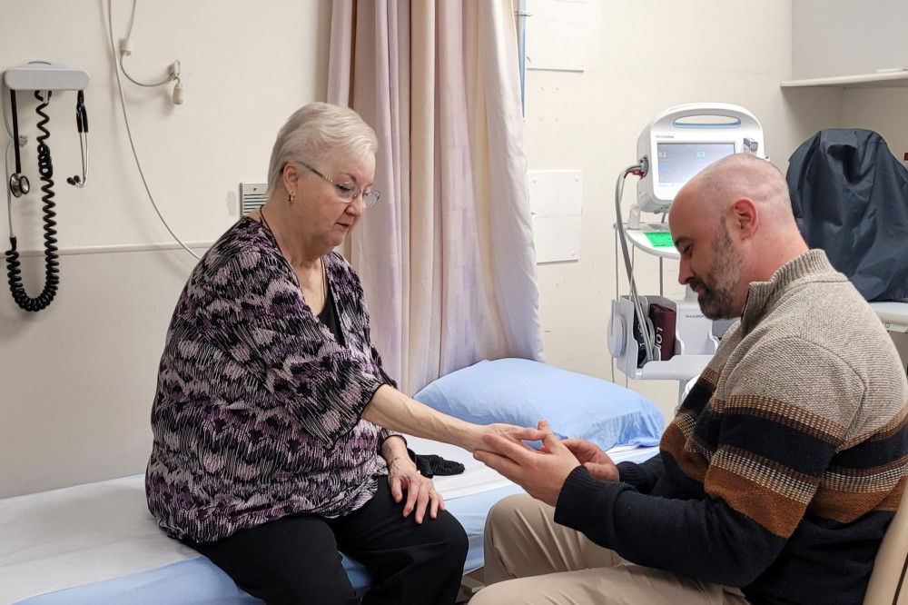 Des soins rhumatologiques plus près des communautés